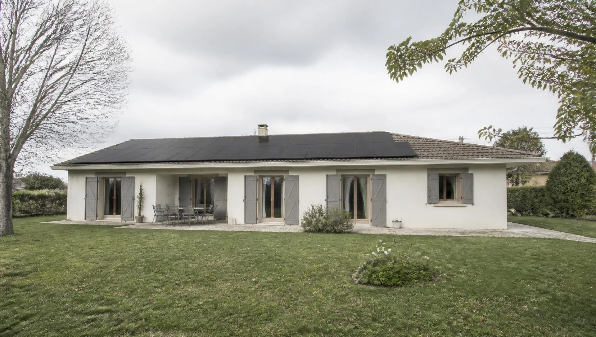 Maison individuelle française équipée de panneaux photovoltaïques