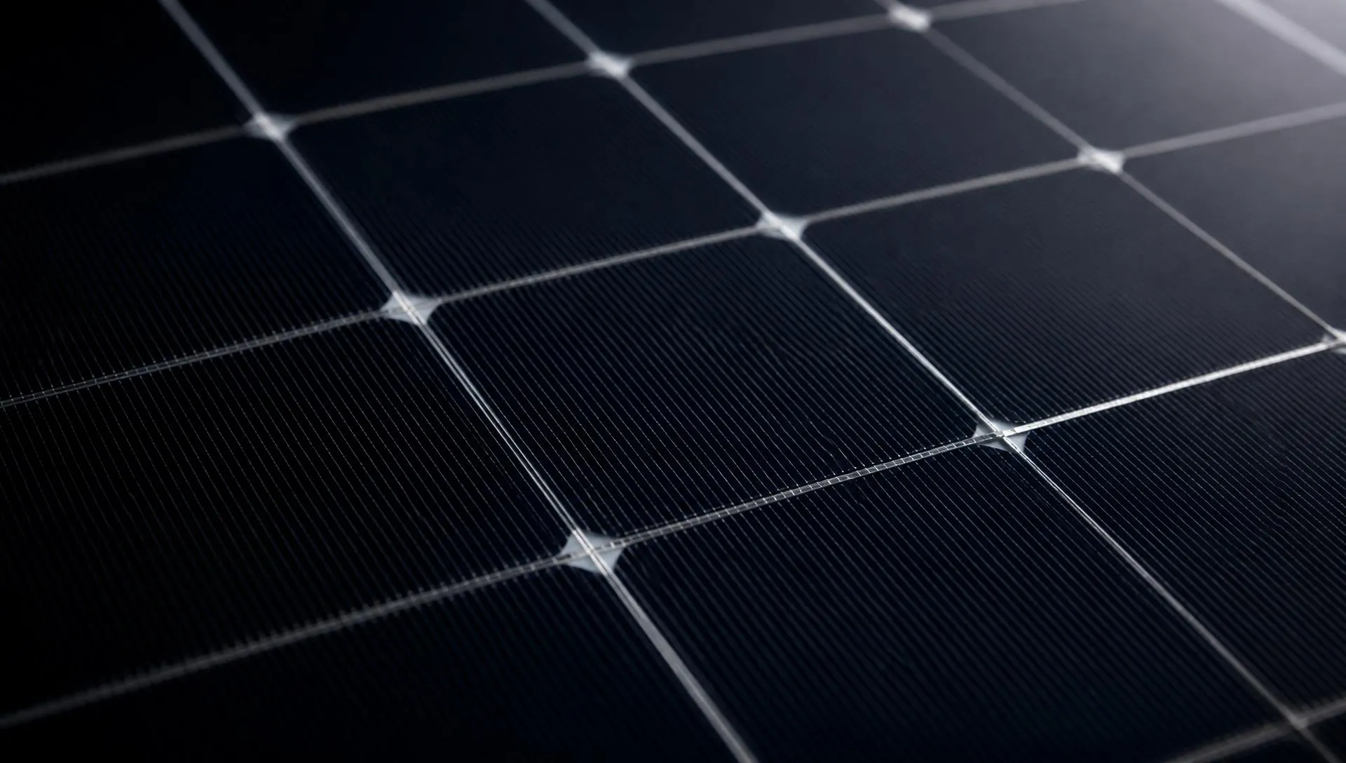 Gros plan sur les cellules noires d'un module photovoltaïque et leurs fins conducteurs argentés